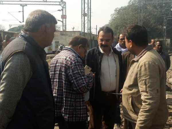 वाराणसी में पटरी से उतर गई यात्रियों से भरी ट्रेन, बड़ी दुर्घटना टली