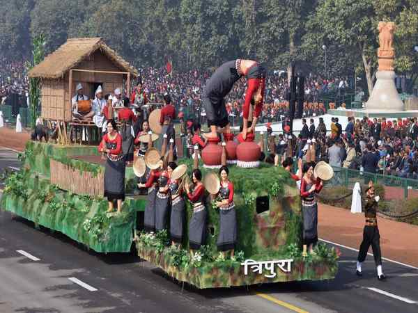देश की राजधानी दिल्ली में 68वें गणतंत्र दिवस की धूमधाम से तैयारियां शुरु हो गई है। इसी के मद्देनजर सोमवार को गणतंत्र दिवस का होने वाली परेड फुल ड्रेस अभ्यास किया गया है। देश की राजधानी दिल्ली में 68वें गणतंत्र दिवस की धूमधाम से तैयारियां शुरु हो गई है। इसी के मद्देनजर सोमवार को गणतंत्र दिवस का होने वाली परेड फुल ड्रेस अभ्यास किया गया है।