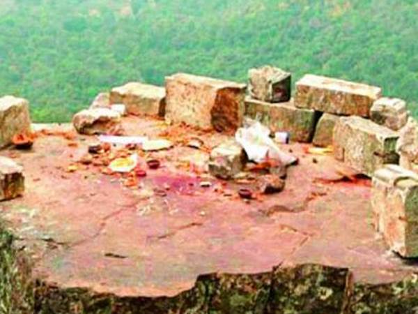 छत्तीसगढ़ स्थित दंतेवाड़ा में उस समय खलबली मच गई जब यहां के ढोलकल में 2,994 फीट ऊपर स्थित भगवान गणेश की प्रतिमा गायब हो गई। छत्तीसगढ़ स्थित दंतेवाड़ा में उस समय खलबली मच गई जब यहां के ढोलकल में 2,994 फीट ऊपर स्थित भगवान गणेश की प्रतिमा गायब हो गई।