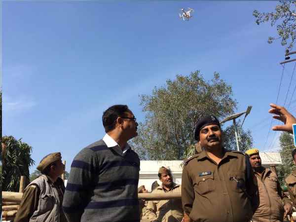 यूपी चुनाव में सुरक्षा के लिए तैनात किए गए ड्रोन, देखने के लिए जुटी भीड़ यूपी चुनाव में सुरक्षा के लिए तैनात किए गए ड्रोन, देखने के लिए जुटी भीड़