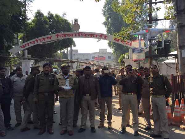 यूपी चुनाव में सुरक्षा के लिए तैनात किए गए ड्रोन, देखने के लिए जुटी भीड़ यूपी चुनाव में सुरक्षा के लिए तैनात किए गए ड्रोन, देखने के लिए जुटी भीड़