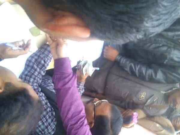 उत्तर प्रदेश पुलिस का शर्मनाक चेहरा, कैमरे पर घूस लेते पकड़ा उत्तर प्रदेश पुलिस का शर्मनाक चेहरा, कैमरे पर घूस लेते पकड़ा