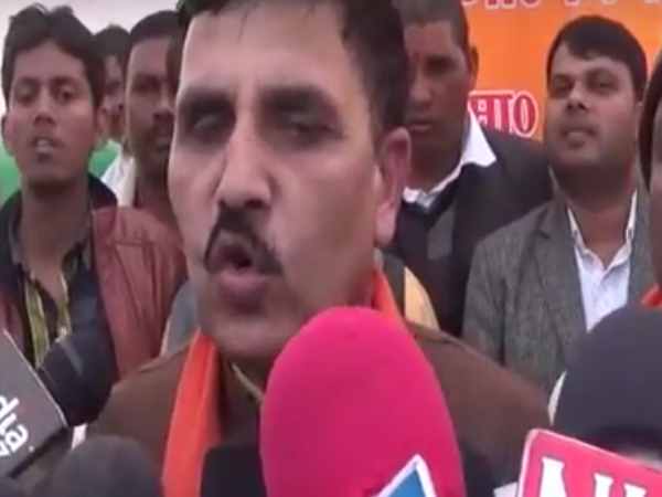 यूपी: भाजपा ने आचार संहिता का उड़ाया मजाक, पार्टी ने मंच पर बांटे पैसे