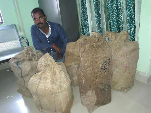 वाराणसी: चुनावी संग्राम में अवैध शराब की कालाबाजारी करते पकड़े गए दो लोग