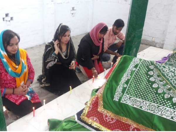 आशिक माशूक की दरगाह प्रेमी युगल को करती है एक, वैलेंटाइन डे पर लगती है भीड़