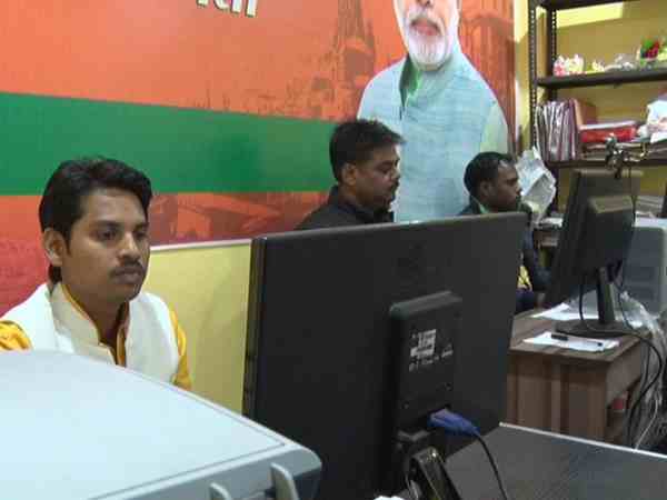 सोशल मीडिया के जरिए दिया जाता है विरोधियों को जवाब सोशल मीडिया के जरिए दिया जाता है विरोधियों को जवाब