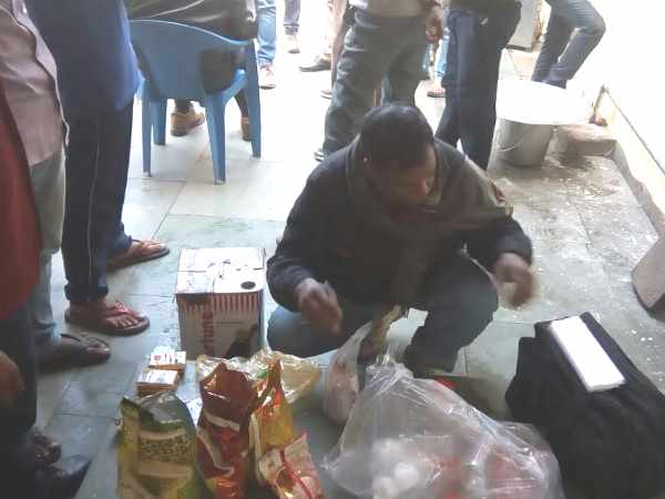 खाद्य अधिकारी जांच के लिए ले गये सैंपल खाद्य अधिकारी जांच के लिए ले गये सैंपल