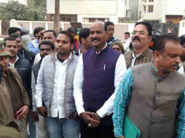 दो केंद्रीय नेताओं ने डाल रखा है डेरा फिर भी नहीं संभल रही स्थिति