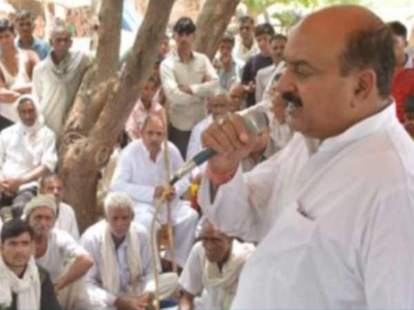 वोट मांगने के लिए पैदल नहीं चलते