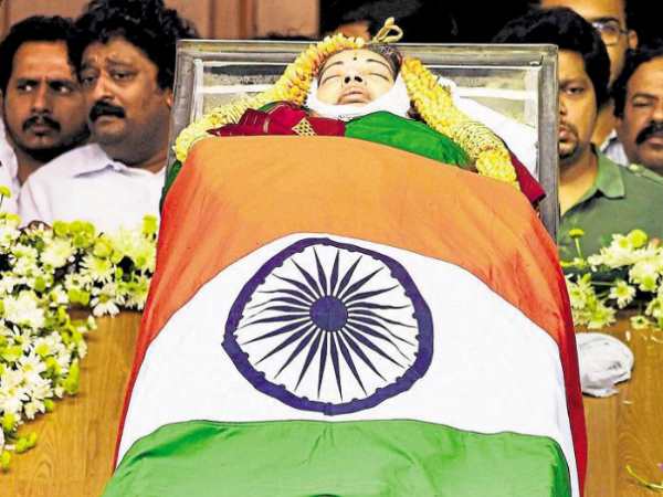 1. जयललिता को दिया गया था धक्का