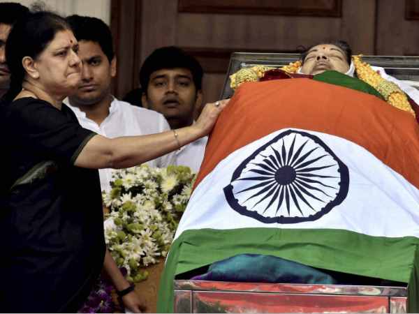 5. शशिकला ने डेडबॉडी कब्जे में ले रखी थी