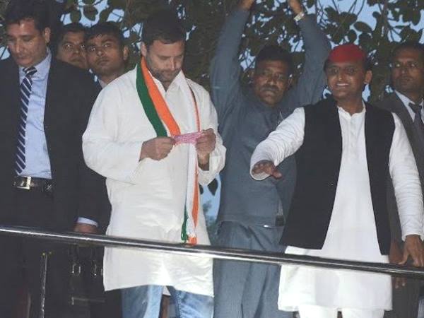 आगरा रोड शो में जब एक लड़की की चिट्टी पढ़कर मुस्कुराने लगे राहुल, जानें क्या लिखा था?