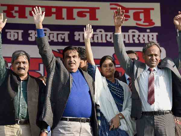 अब क्यों अपने ही गढ़ में घिर रही है बीजेपी ?