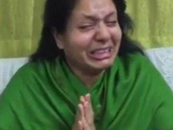 सोशल मीडिया पर रो रही है सारा की मां सीमा सोशल मीडिया पर रो रही है सारा की मां सीमा