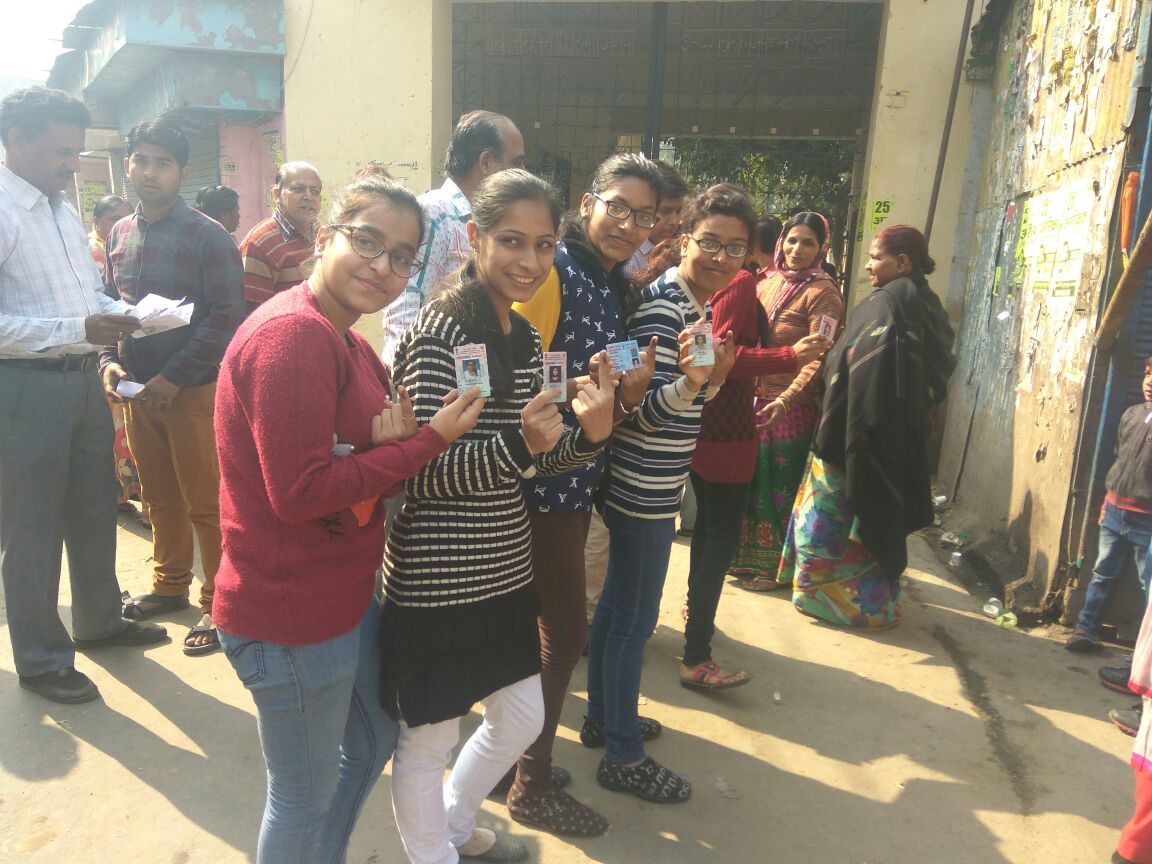 यूपी में पड़ रहे दूसरे चरण के मतदान की देखिए Live तस्वीरें यूपी में पड़ रहे दूसरे चरण के मतदान की देखिए Live तस्वीरें