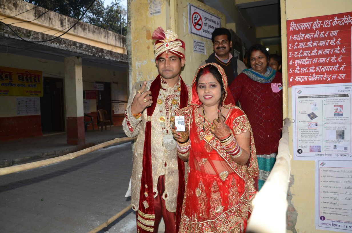 यूपी में पड़ रहे दूसरे चरण के मतदान की देखिए Live तस्वीरें यूपी में पड़ रहे दूसरे चरण के मतदान की देखिए Live तस्वीरें