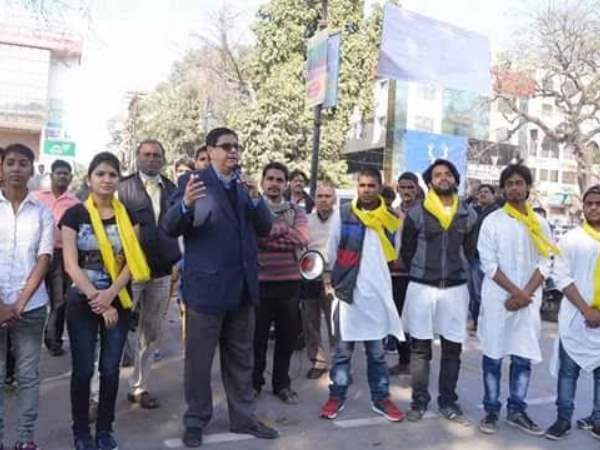 नुक्कड़ नाटक के जरिए मांग रहे हैं वोट