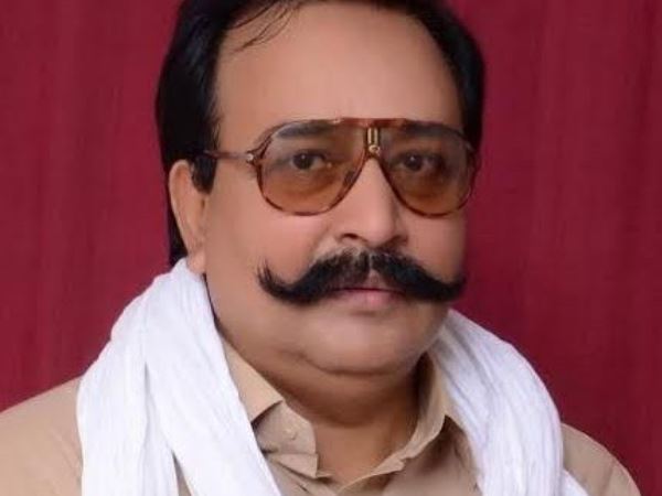 चार्टर्ड प्लेन से पहुंचा सपा का सिंबल चार्टर्ड प्लेन से पहुंचा सपा का सिंबल