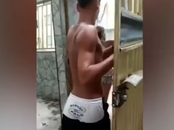 चुपचाप सब देखता रहा पति