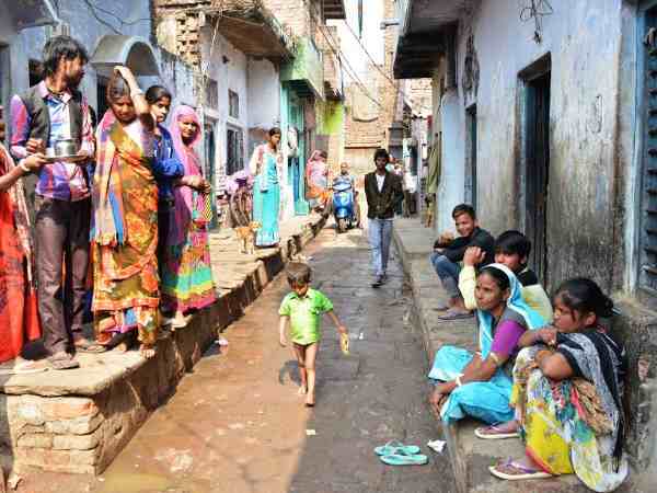 तंग गलियों में गुजरता हैं इनका जीवन तंग गलियों में गुजरता हैं इनका जीवन