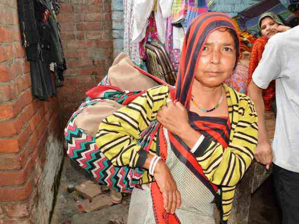 घर-घर जाकर करती हैं महिलाएं व्यवसाय घर-घर जाकर करती हैं महिलाएं व्यवसाय