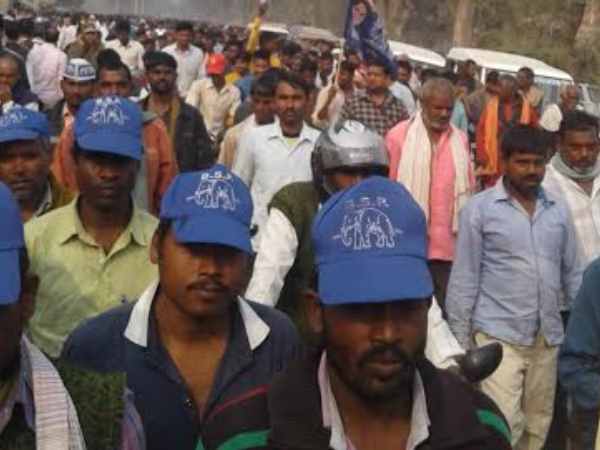 लोग गाजेबाजे के साथ नाचते गाते पहुंचे लोग गाजेबाजे के साथ नाचते गाते पहुंचे