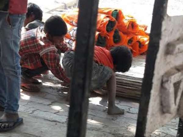 बच्चों ने कहा सौरभ भईया देंगे 350 रुपये