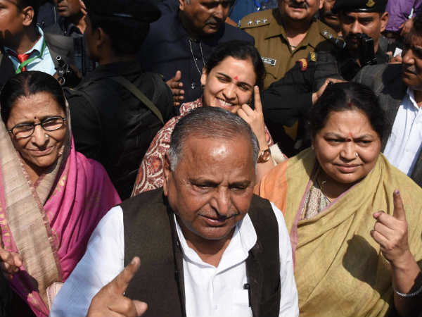 अखिलेश-प्रतीक मेरी दो आंखें