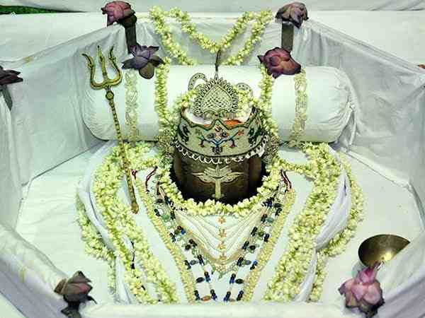 मंदिर में लगे दर्पण से ही स्थानीय लोग दर्शन करते हैं