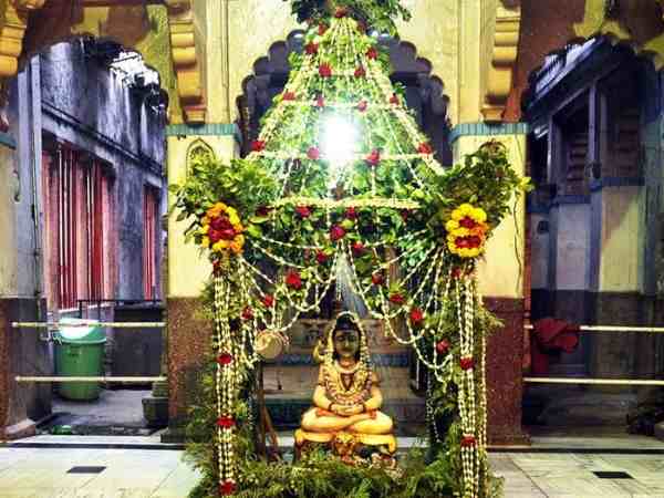 विशेष अवसरों में होता है विशेष अनुष्ठान 