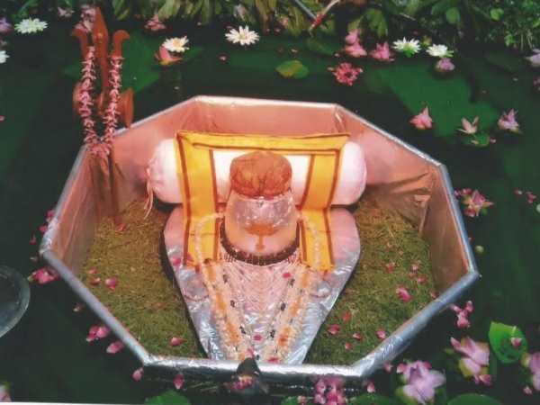 पिछले साल मंदिर में आए थे पीएम मोदी के बड़े भाई