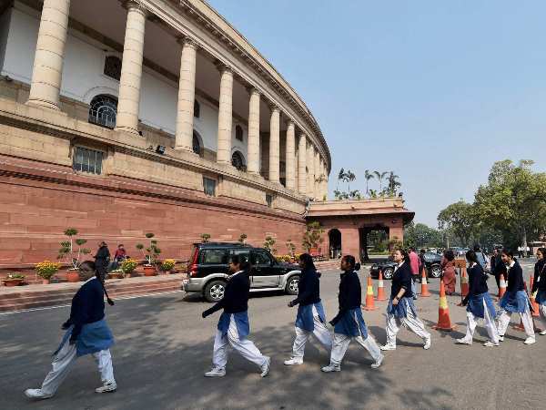 ढाई लाख से कम 35 फीसदी की आय! ढाई लाख से कम 35 फीसदी की आय!