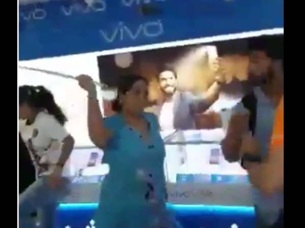 तोड़ दिए काउंटर और कई मोबाइल