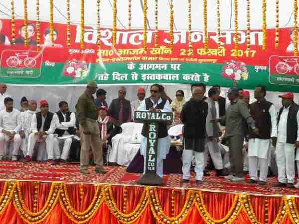 पीएम मोदी के श्मशान वाले बयान पर ली चुटकी