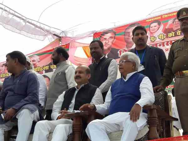 लालू ने भी लिया पीएम मोदी को आड़े हाथ