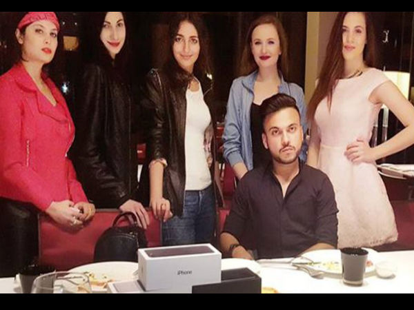  डेट पर जाने वाली लड़कियों को iPHONE 7 देने का वादा