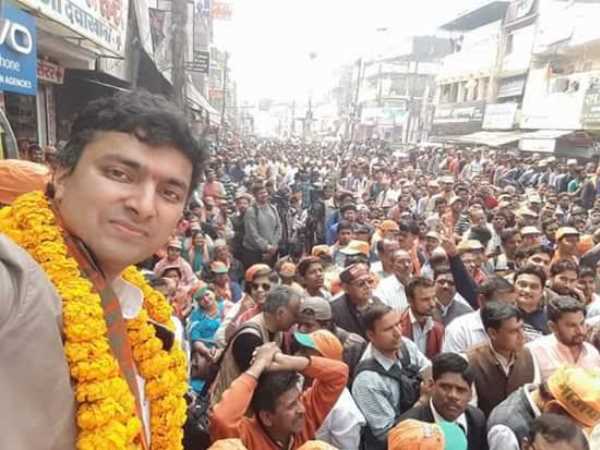 पर्दे के पीछे से हर्ष को था सपोर्ट 