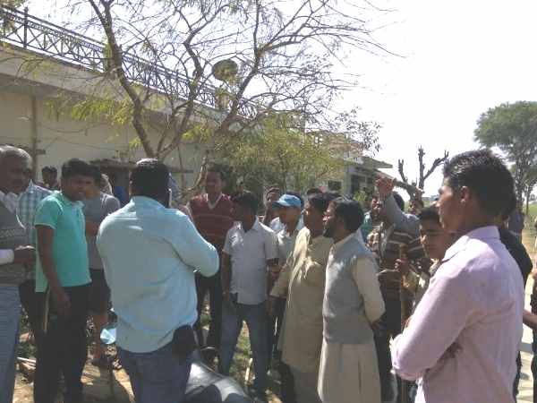 भैंसहाई में बहिष्कार छोड़ माने ग्रामीण, शुरू हुई वोटिंग