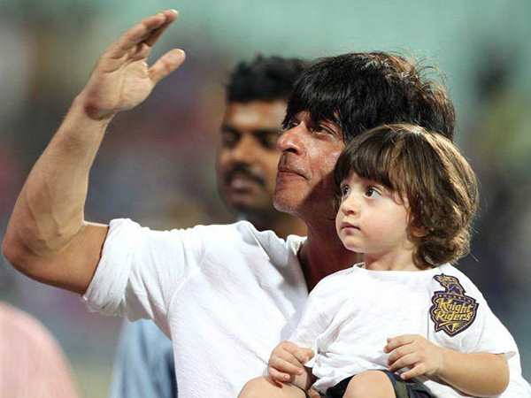 फैंस की तरफ हिलाया अबराम ने हाथ