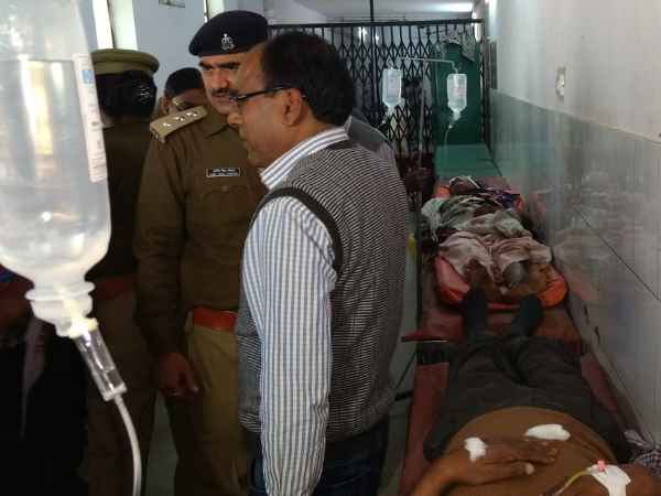 जिला हॉस्पिटल में चल रहा घायलों का इलाज