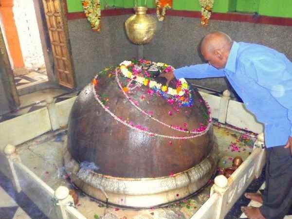 शिवलिंग हर रोज एक तिल बराबर जितना बढ़ता है 