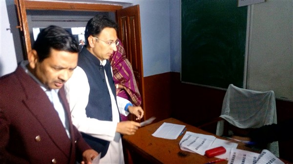 देखिए शाहजहांपुर में वोटिंग की तस्वीरें, सुबह से ही लोगों में दिखा वोटिंग का क्रेज