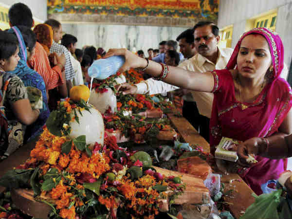 मंदिरों में विशेष पूजा-अर्चना 
