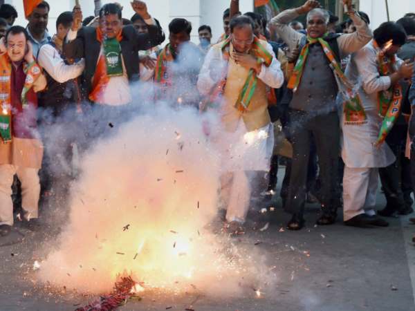 दूसरी पार्टियों में सेंध लगाकर चढ़ी जीत की सीढ़ी