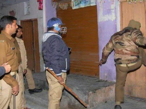 पुलिस ने घर से दबोचे आरोपी युवक