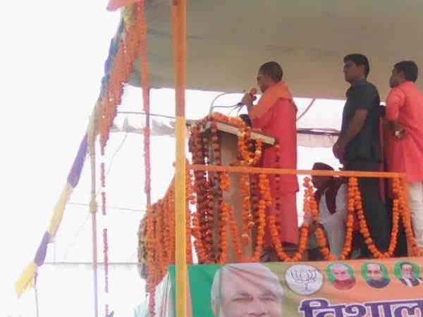 अखिलेश पर योगी ने किया प्रहार अखिलेश पर योगी ने किया प्रहार