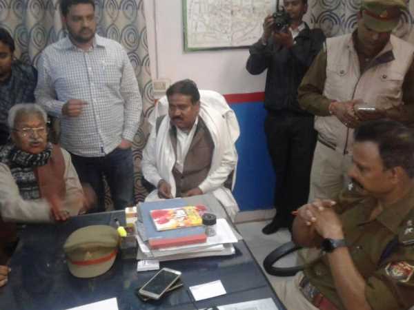 लक्ष्मीकांत वाजपेयी ने किया थाने का घेराव