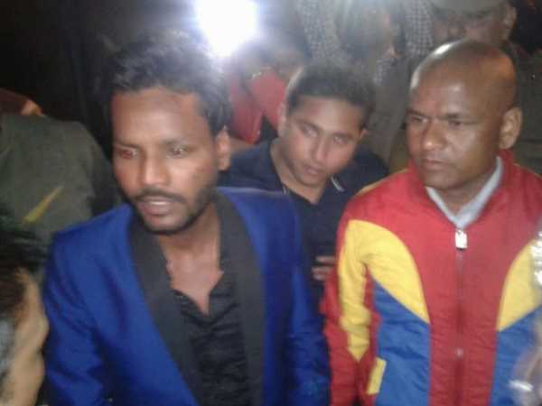 खिड़कियों पर खड़ी युवतियों से छेड़खानी