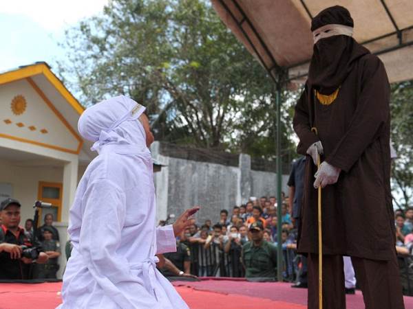 सिर न ढकने वाली महिलाओं के खिलाफ भी एक्शन