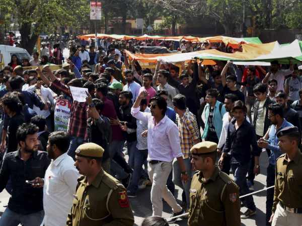 केजरीवाल और राहुल ने किया समर्थन